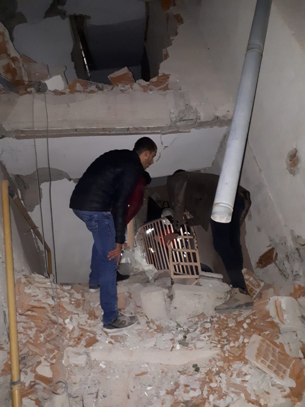 Elazığ deprem sonrası çarpıcı görüntüler 7