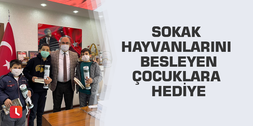 Sokak hayvanlarını besleyen çocuklara hediye