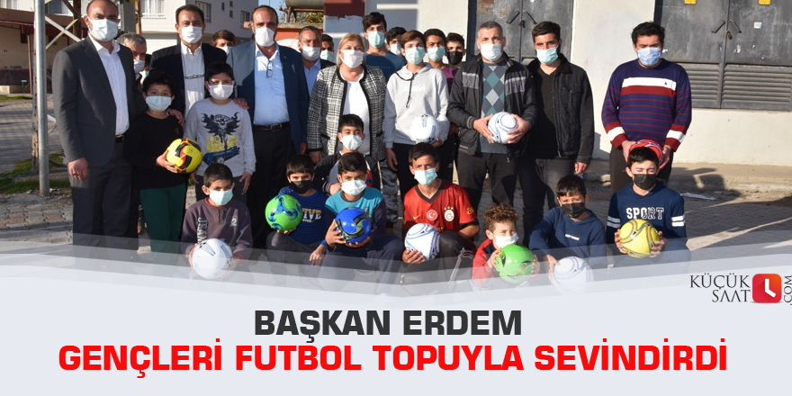 Başkan Erdem gençleri futbol topuyla sevindirdi