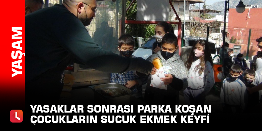 Yasaklar sonrası parka koşan çocukların sucuk ekmek keyfi