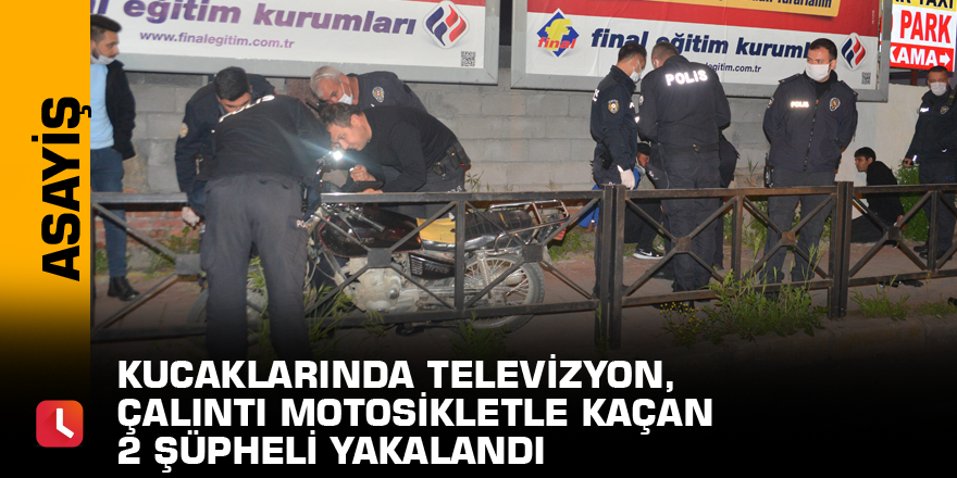 Kucaklarında televizyon, çalıntı motosikletle kaçan 2 şüpheli yakalandı