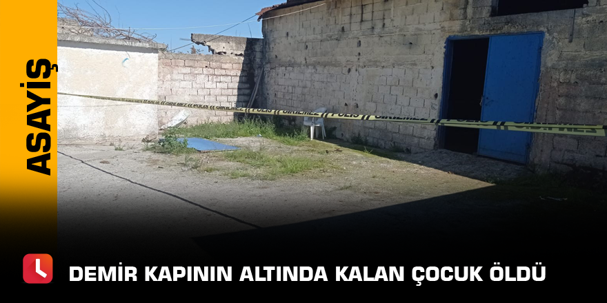 Demir kapının altında kalan çocuk öldü