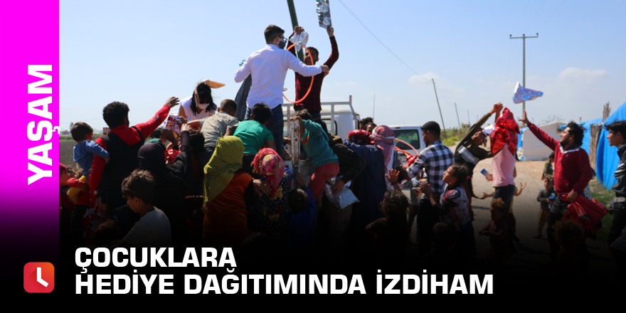 Çocuklara hediye dağıtımında izdiham