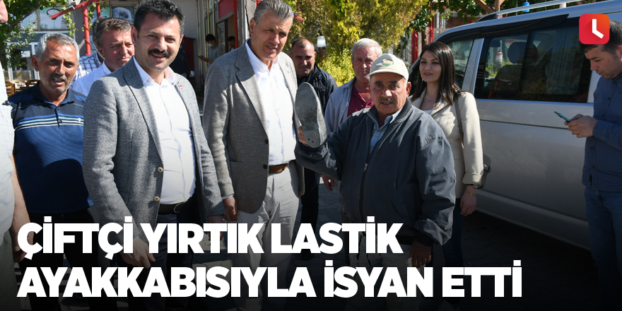 Çiftçi yırtık lastik ayakkabısıyla isyan etti