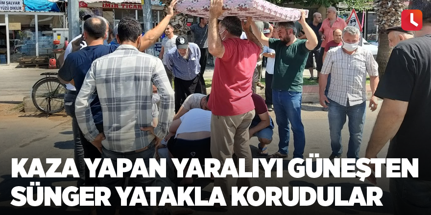 Kaza yapan yaralıyı güneşten sünger yatakla korudular