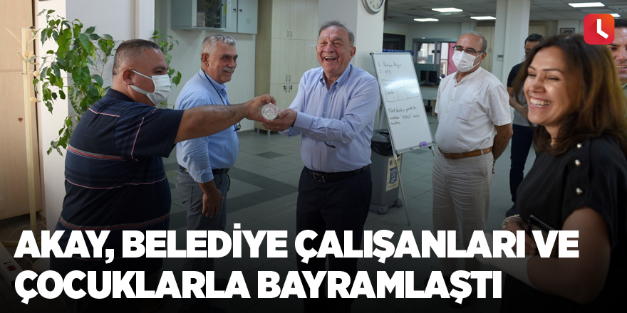 Akay, belediye çalışanları ve çocuklarla bayramlaştı