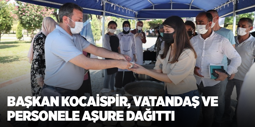 Başkan Kocaispir, vatandaş ve personele aşure dağıttı