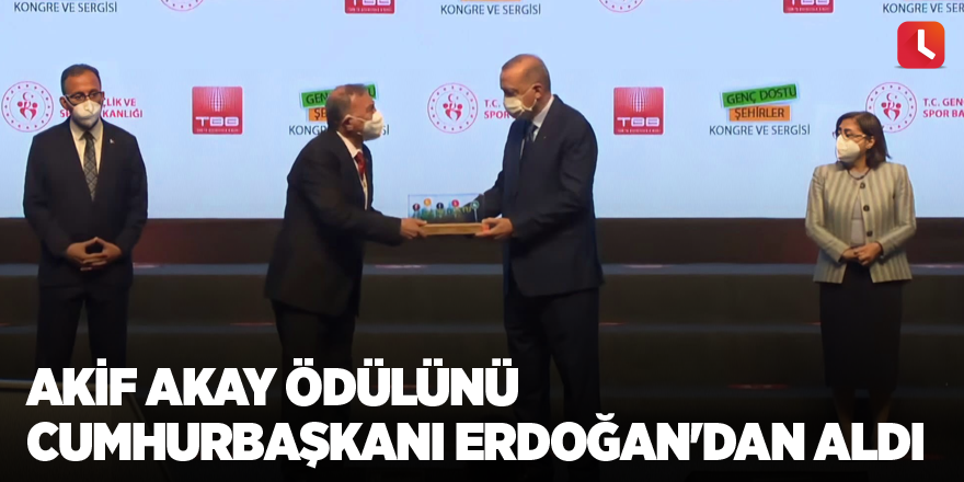 Akif Akay ödülünü Cumhurbaşkanı Erdoğan'dan aldı