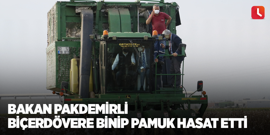 Bakan Pakdemirli biçerdövere binip pamuk hasat etti