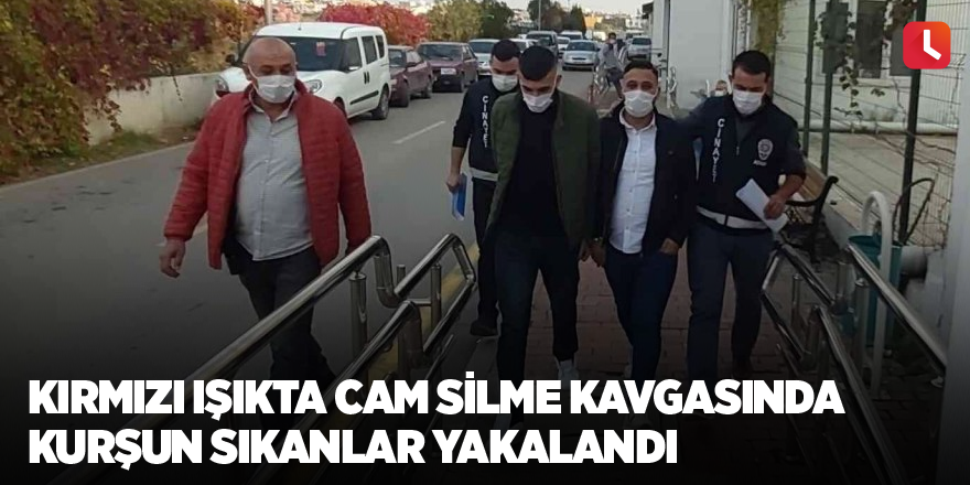 Kırmızı ışıkta cam silme kavgasında silah çekenler yakalandı