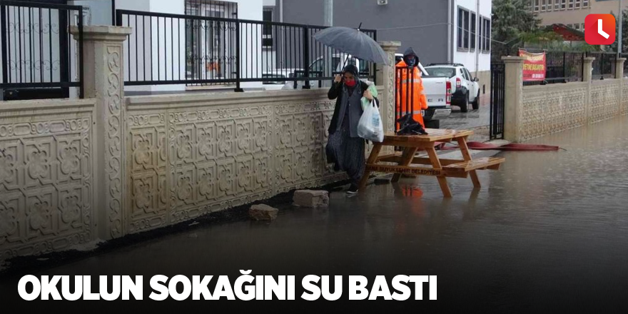 Okulun sokağını su bastı