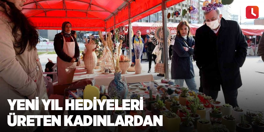 Yeni yıl hediyeleri üreten kadınlardan