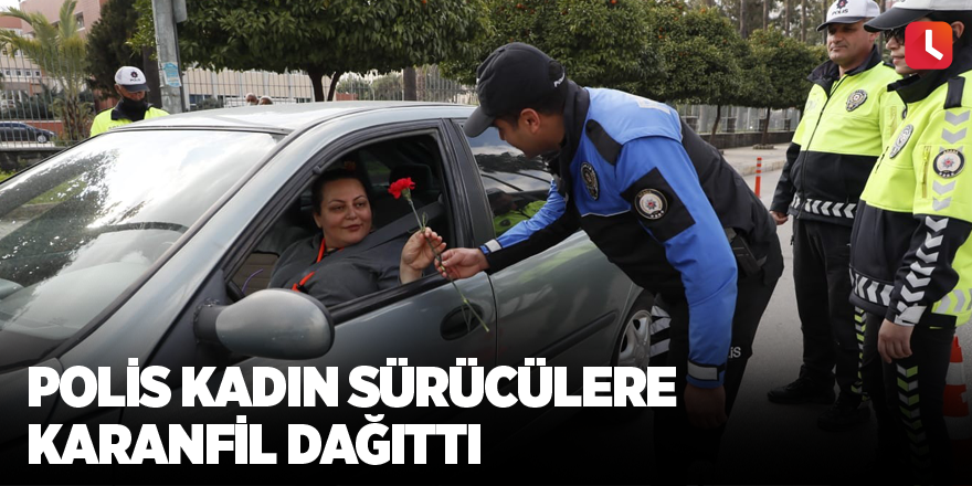 Polis kadın sürücülere karanfil dağıttı