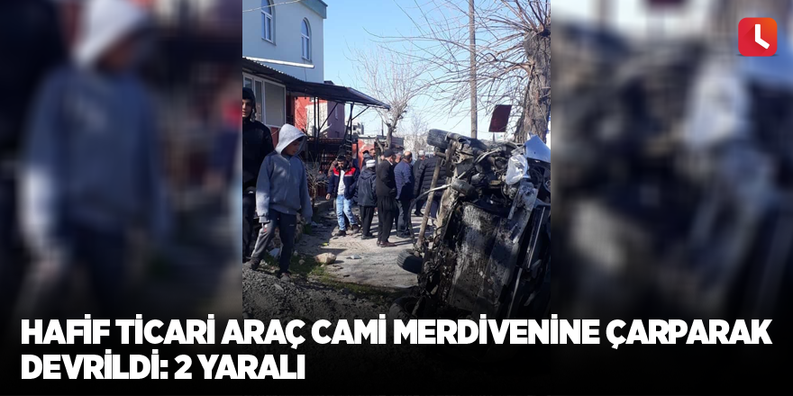 Hafif ticari araç cami merdivenine çarparak devrildi: 2 yaralı