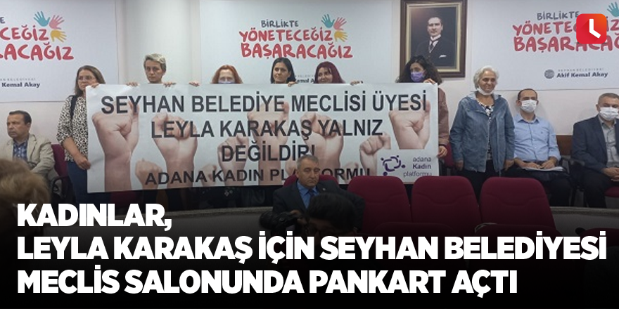 Kadınlar, Leyla Karakaş için Seyhan Belediyesi meclis salonunda pankart açtı