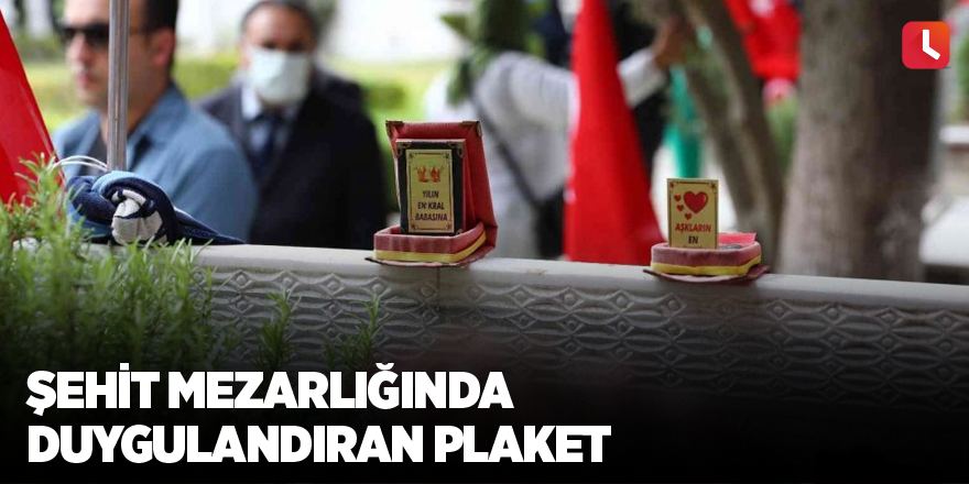 Şehit mezarlığında duygulandıran plaket