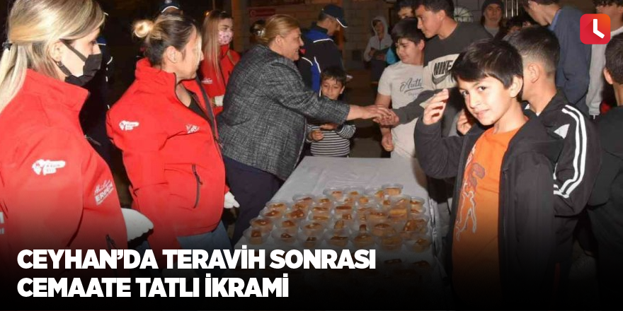 Ceyhan’da teravih sonrası cemaate tatlı ikramı