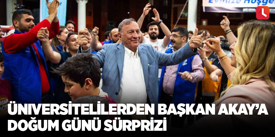 Üniversitelilerden Başkan Akay’a doğum günü sürprizi