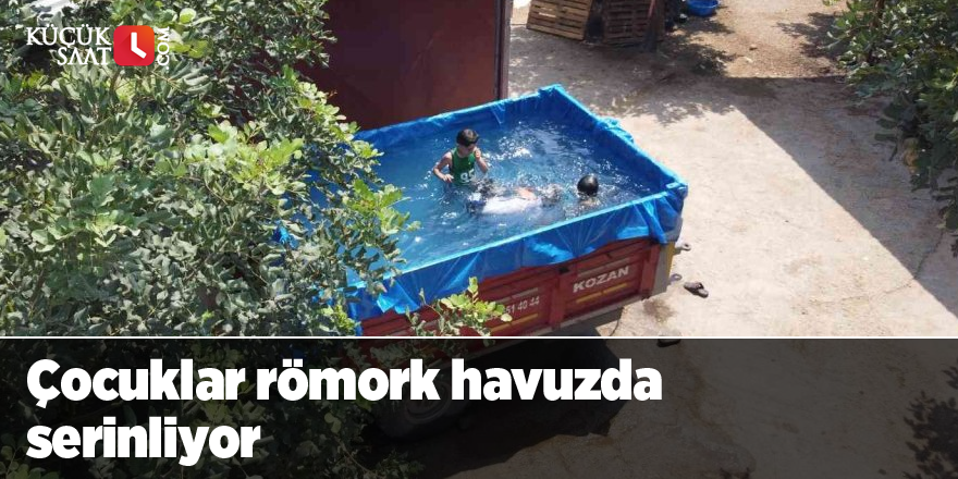 Çocuklar römork havuzda serinliyor