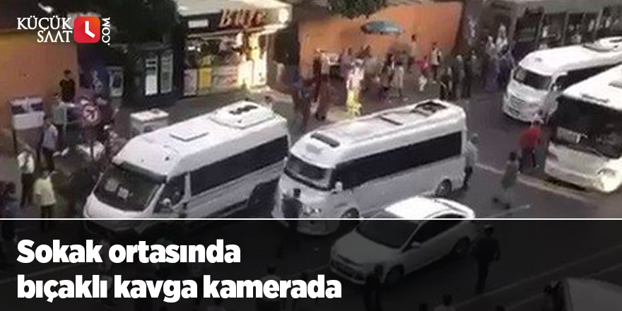 Sokak ortasında bıçaklı kavga kamerada