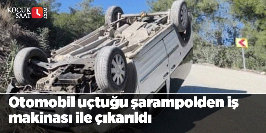 Otomobil uçtuğu şarampolden iş makinası ile çıkarıldı