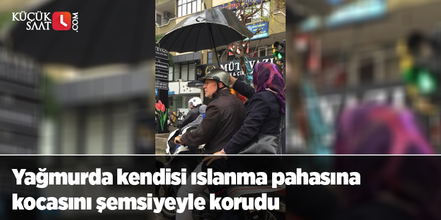 Yağmurda kendisi ıslanma pahasına kocasını şemsiyeyle korudu