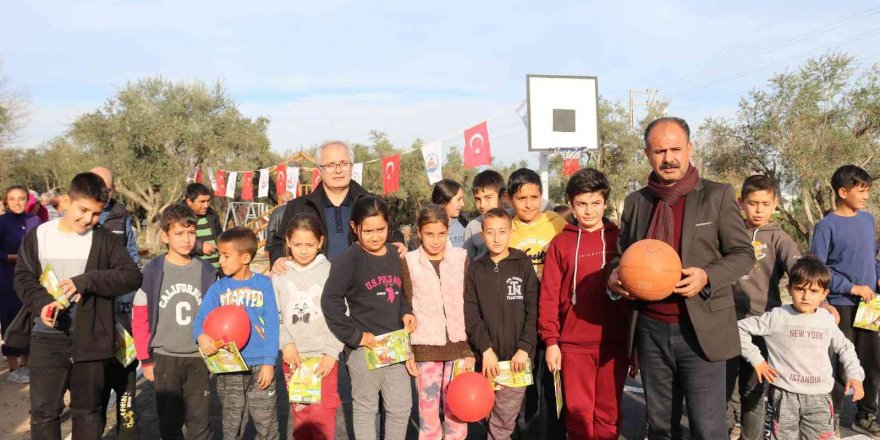 Çocuklar, parklarını yapan başkanı bayraklarla karşıladı