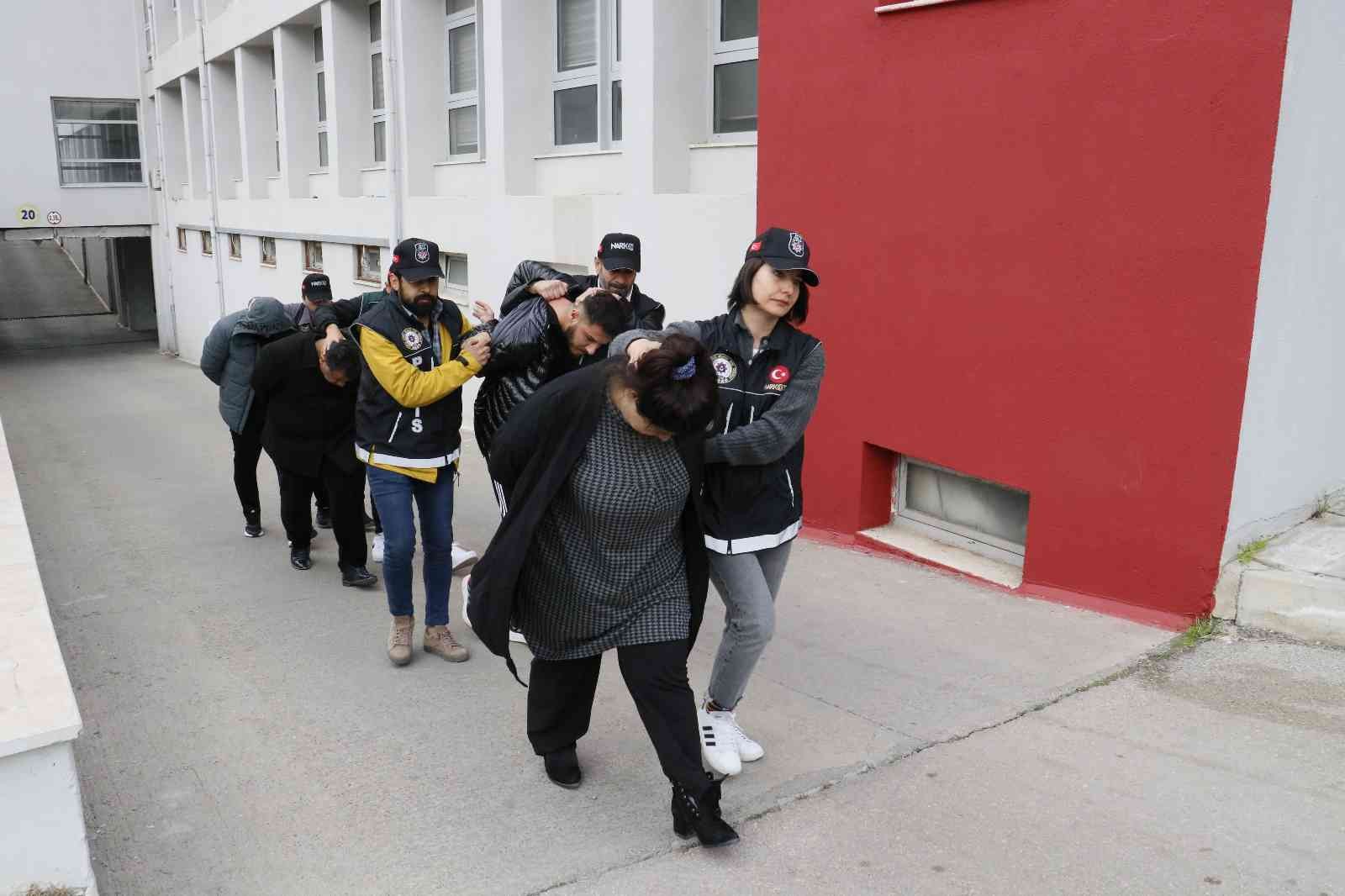 Çocukları da alet ettiler, kilolarca esrarı taşırken yakalandılar