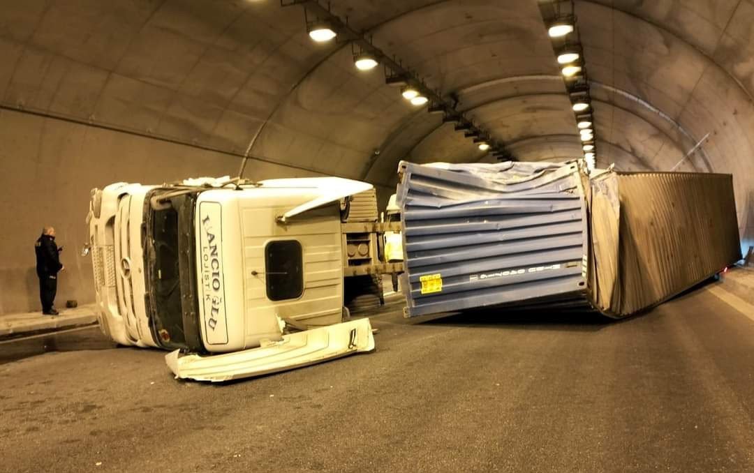 Tır devrildi, Adana-Niğde otoyolu trafiğe kapandı!