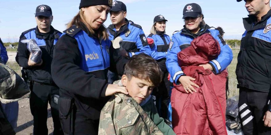 Polis, dezavantajlı çocukların yüzünü güldürdü