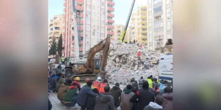 Adana'daki arama-kurtarma çalışmalarında 'sessiz bekleyiş'