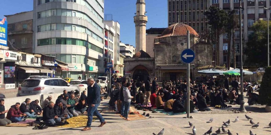 Depremden sonra boşalan Adana’da Cuma Namazı yolda kılındı