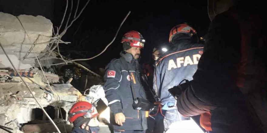 Adıyaman’da enkazdan iki kadın sağ çıkarıldı