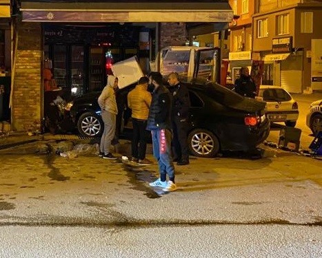 Adana'da otomobil iş yerine çarptı