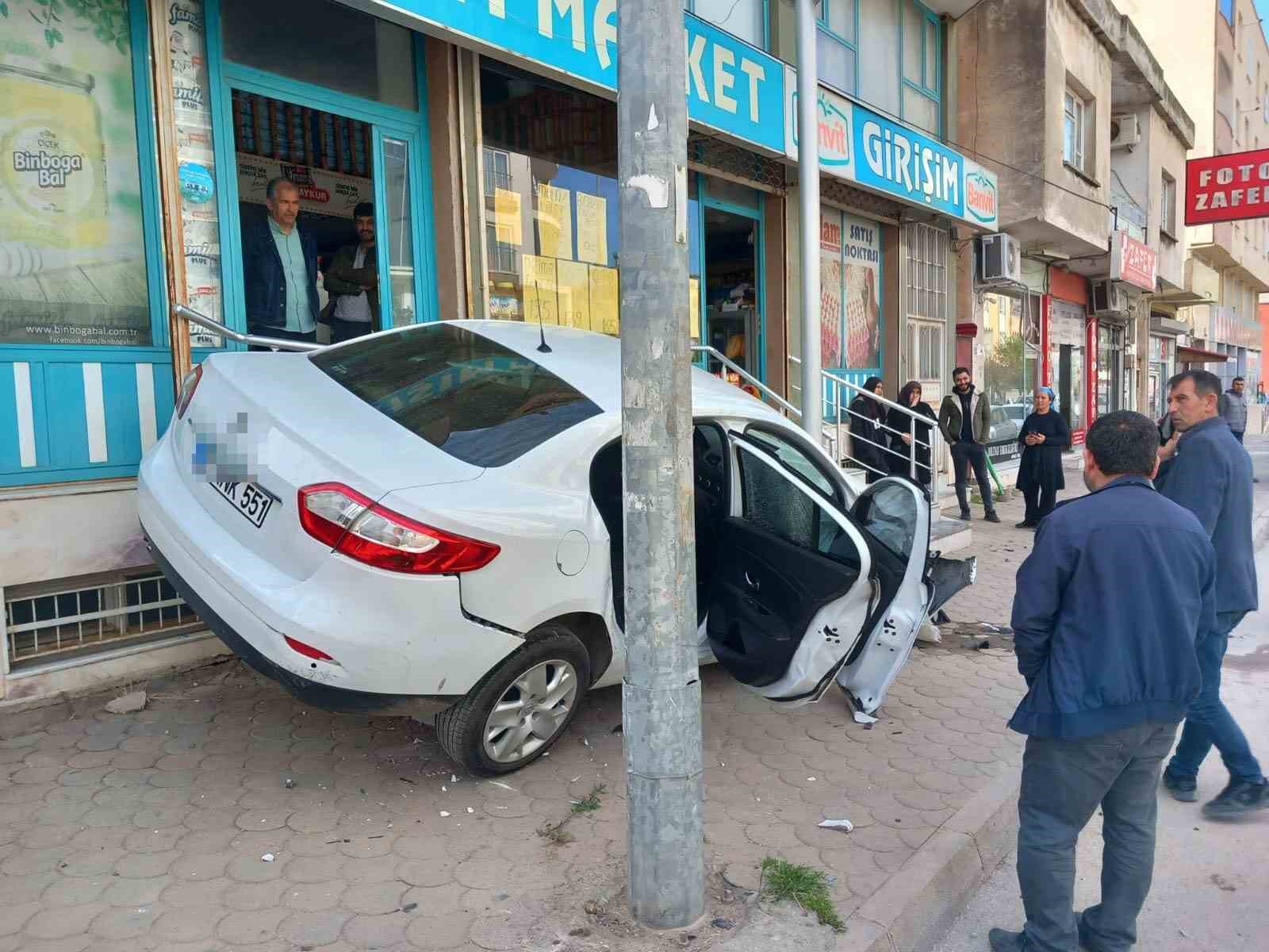 Sollamak isterken araca çarptı, kaldırıma çarparak durabildi