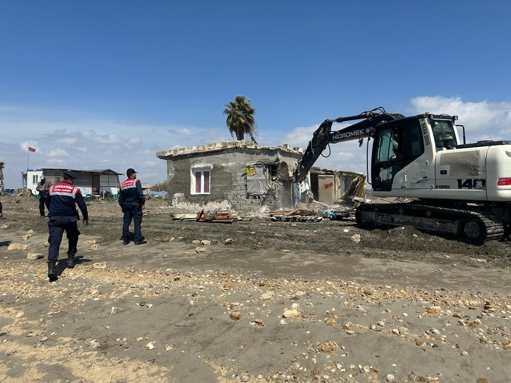 Karataş’ta kıyı şeridine kaçak inşa edilen barakalar yıkıldı