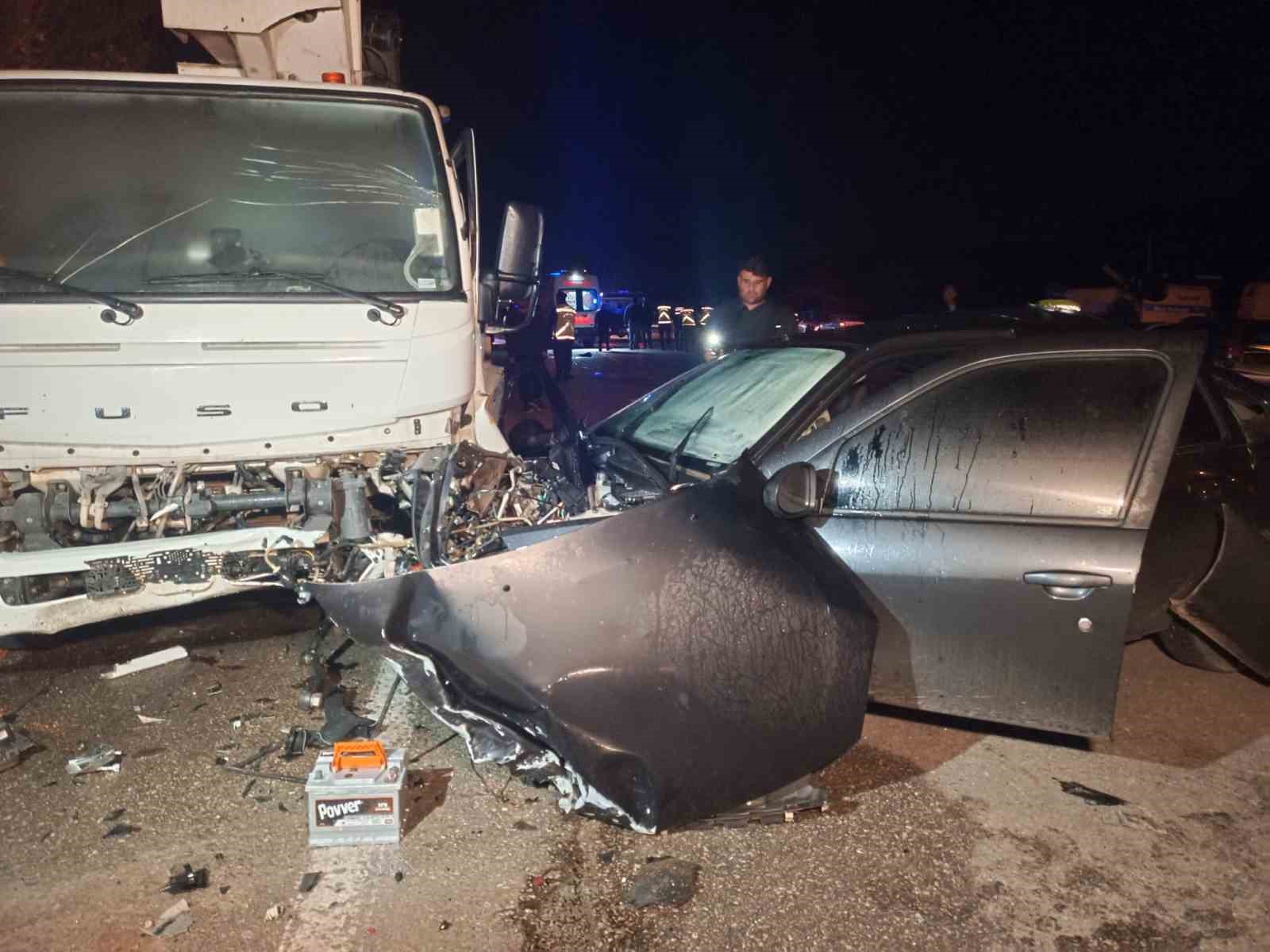 Otomobile çarpmamak için manevra yapan aracın vinçle çarpıştığı kaza kamerada: 2 ölü