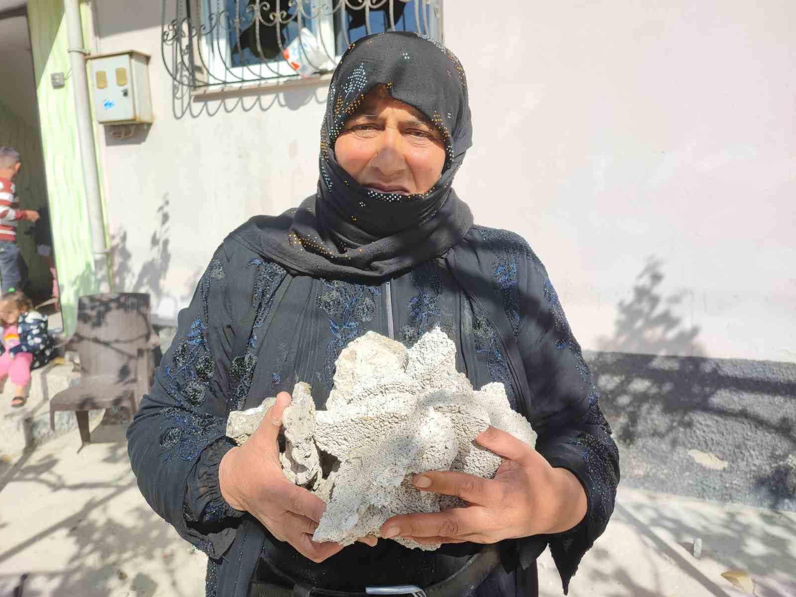 Kadınlar çocuklarla ev basıp taş ve sopalarla camları kırdı