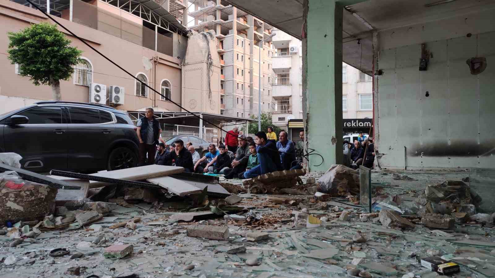 Bayram namazını yıkılması için boşaltılan orta hasarlı binanın altında kıldılar