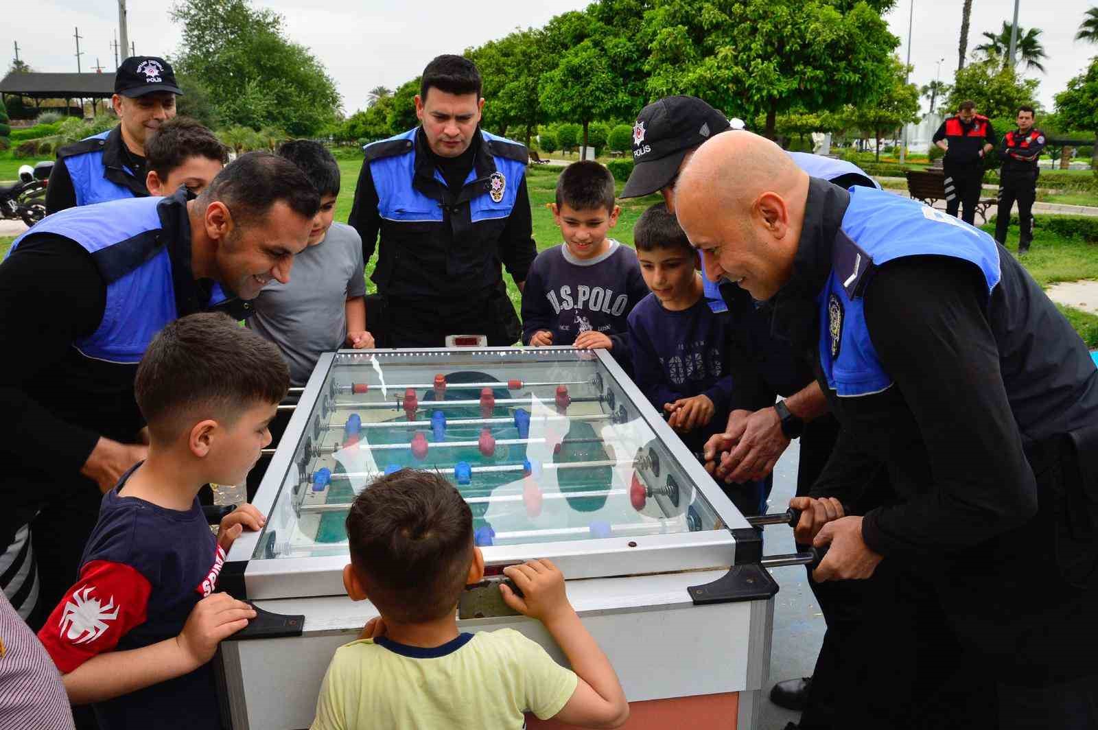 Polis çocuklarla langırt oynadı