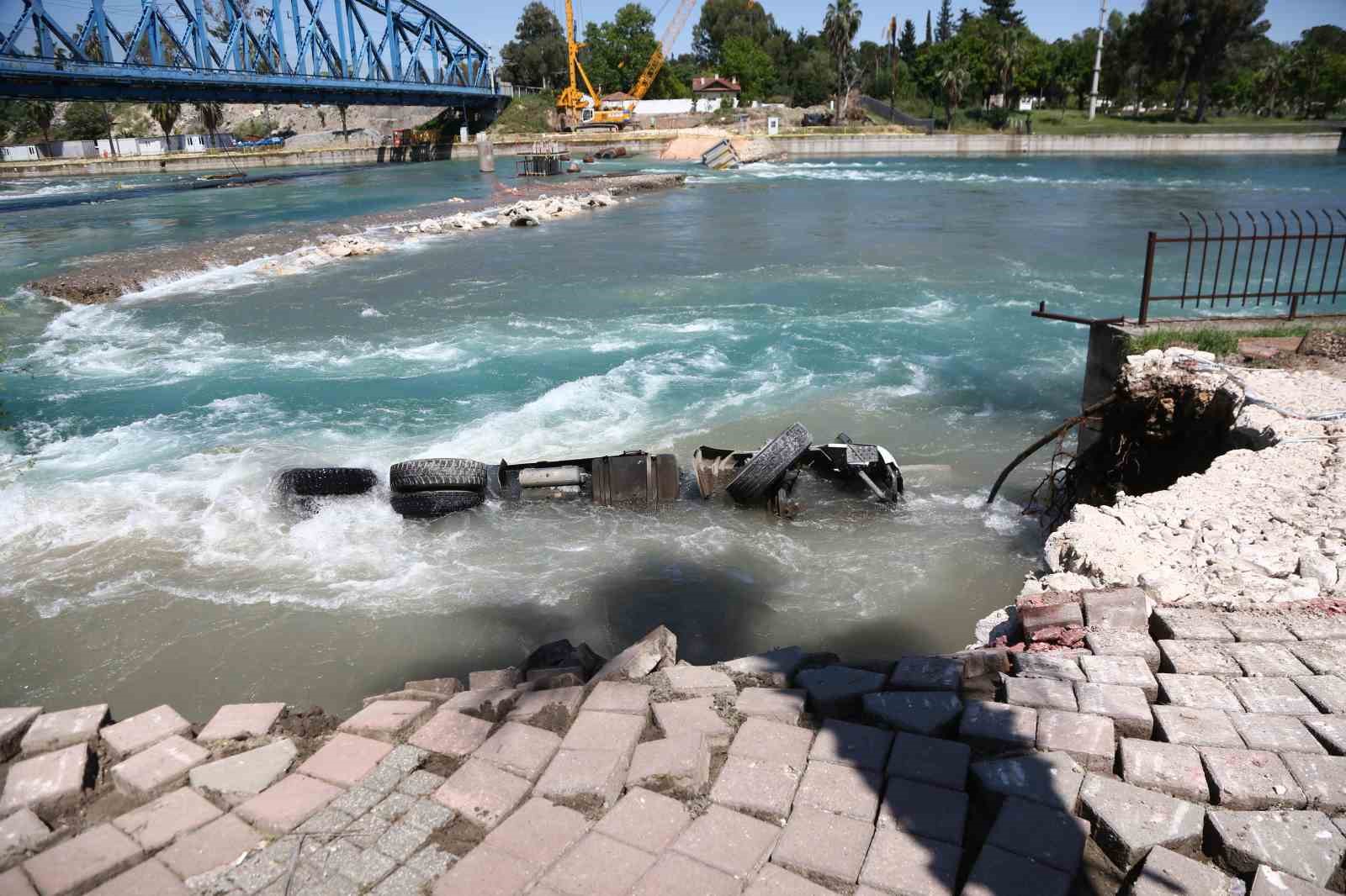 Adana'da çöken yol onarılırken tekrar çöktü, işçiler ölümden döndü