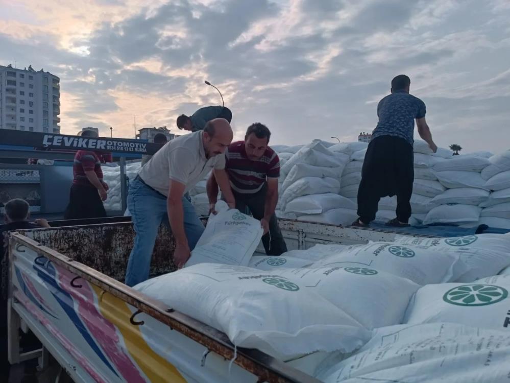 Kozan'da depremden etkilenen arıcılara yem desteği