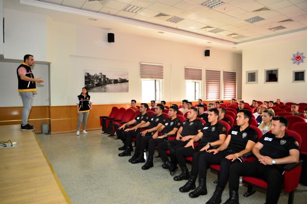 Polisten polise ’kadına karşı şiddetle mücadele’ semineri