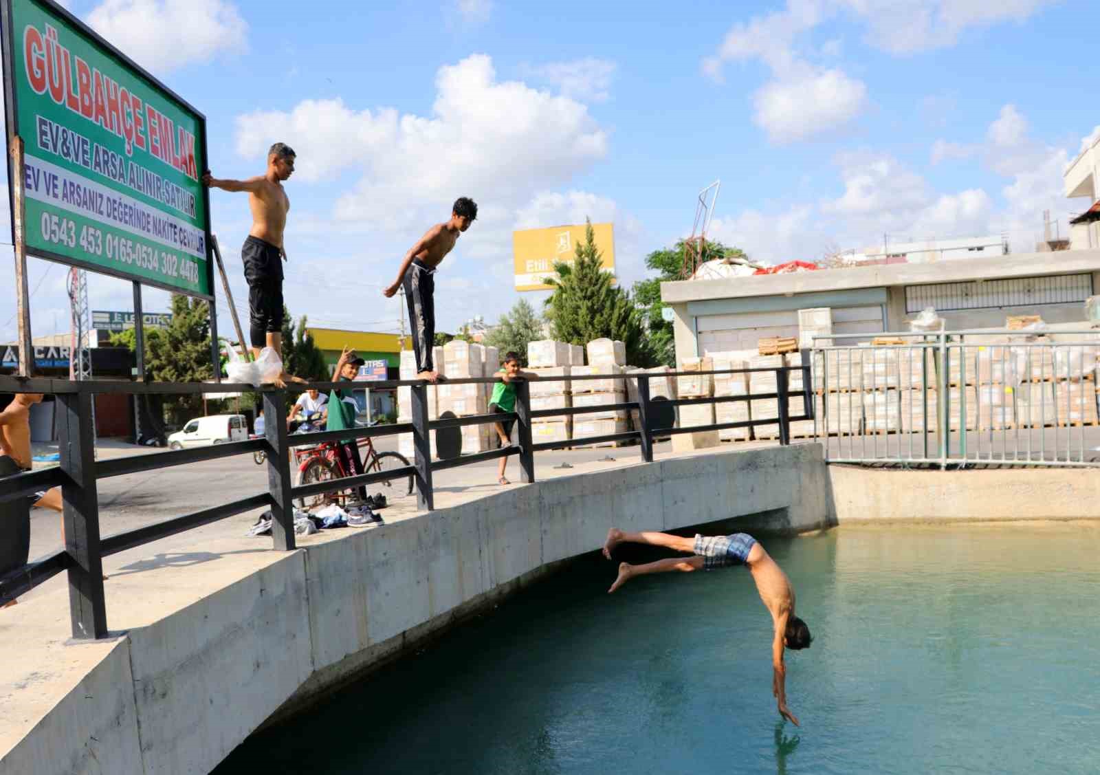 Sıcaklar arttı tehlike başladı, çocuklar sulama kanalında yüzüp kaldırımda güneşlendi