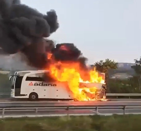 Adana'da yolcu otobüsü alev aldı, yolcular kaçarak kurtuldu