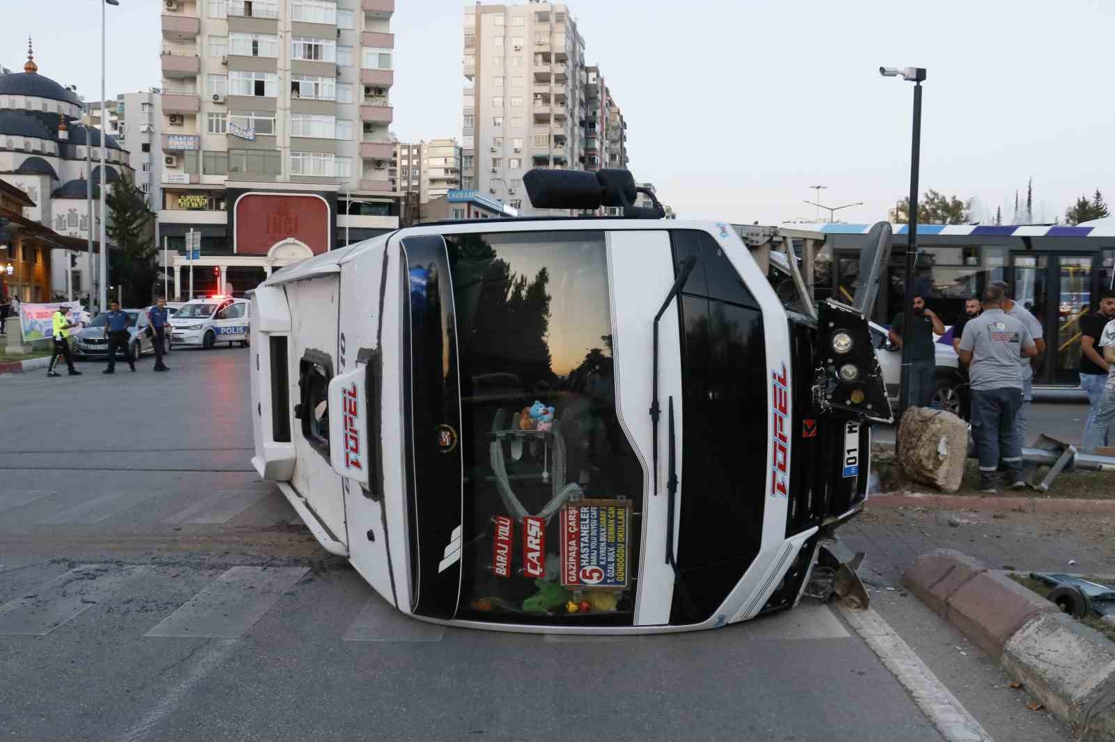 Adana’da dolmuş  sinyalizasyon direğine çarpıp devrildi: 3 yolcu yaralı