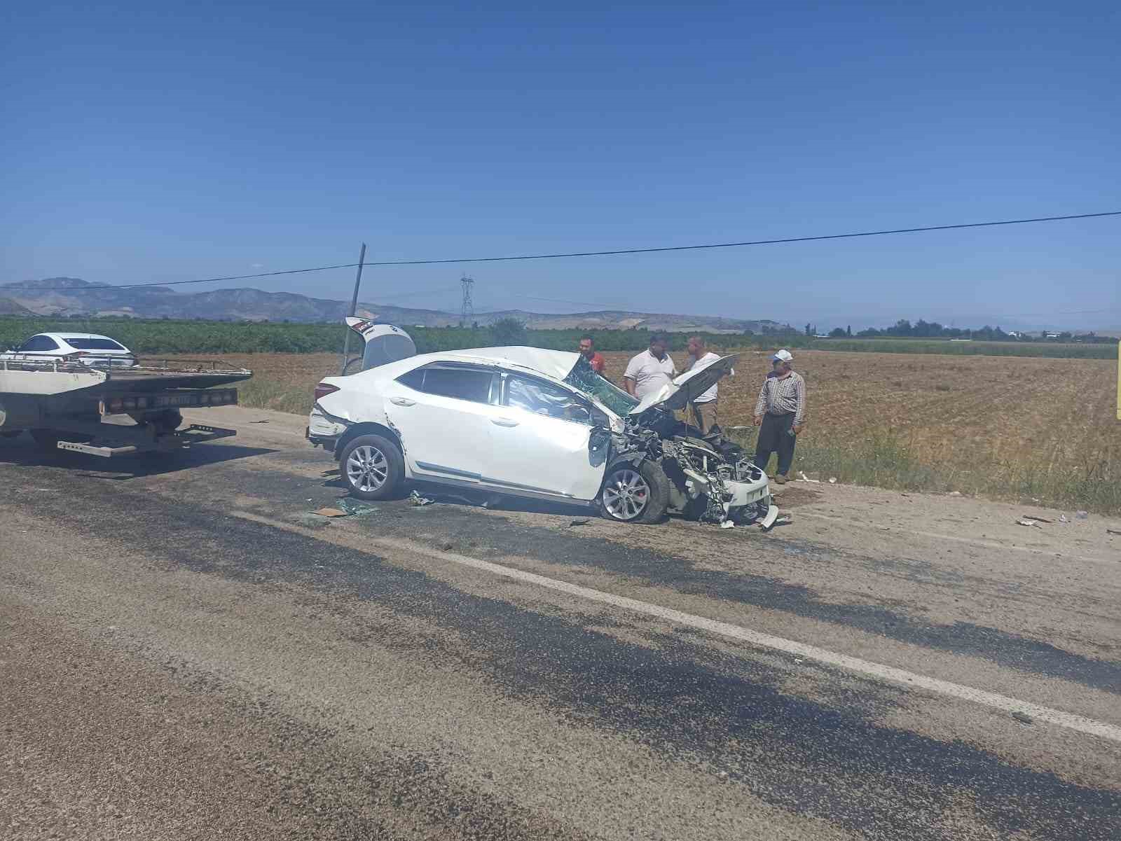 Adana'da bayram tatili kazası erken başladı: Traktör ve otomobil çarpıştı: 3 yaralı