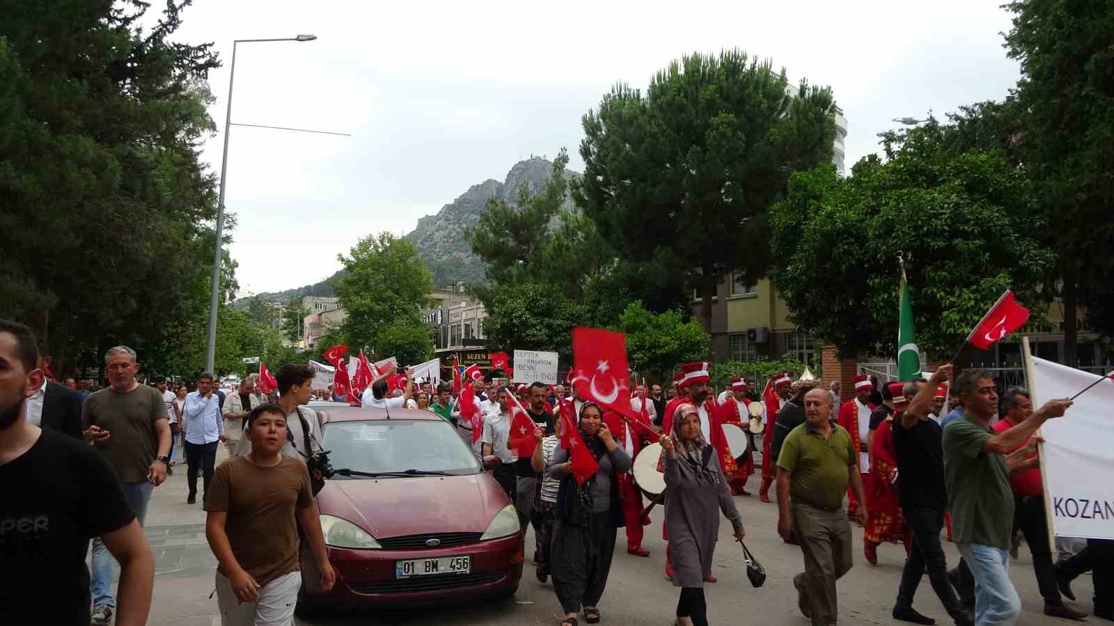 Kozanlılar il olmak için mehteran eşliğinde yürüdü