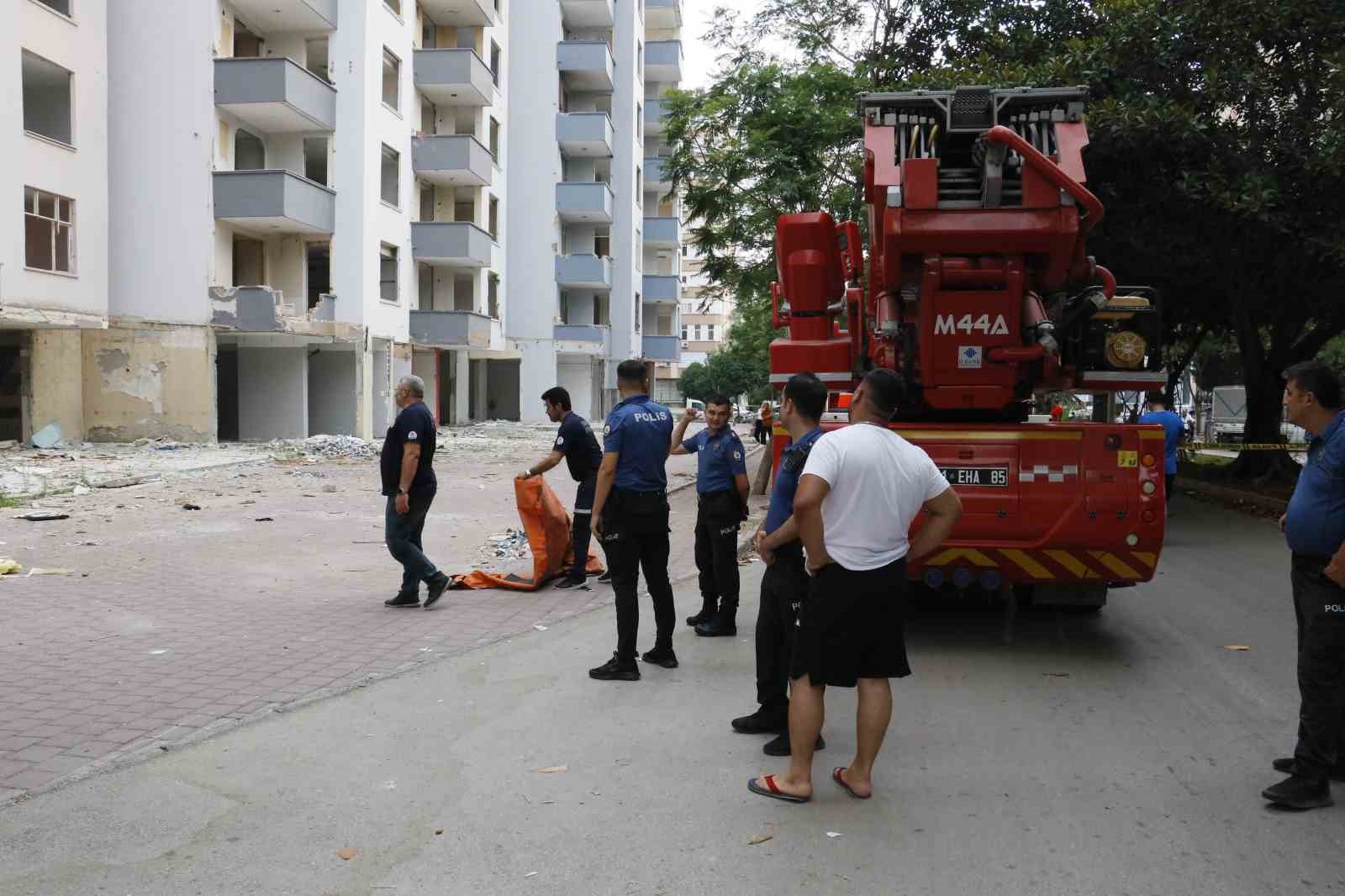 Cüzdanı çalınınca ağır hasarlı binanın damına çıkarak intihara kalkıştı