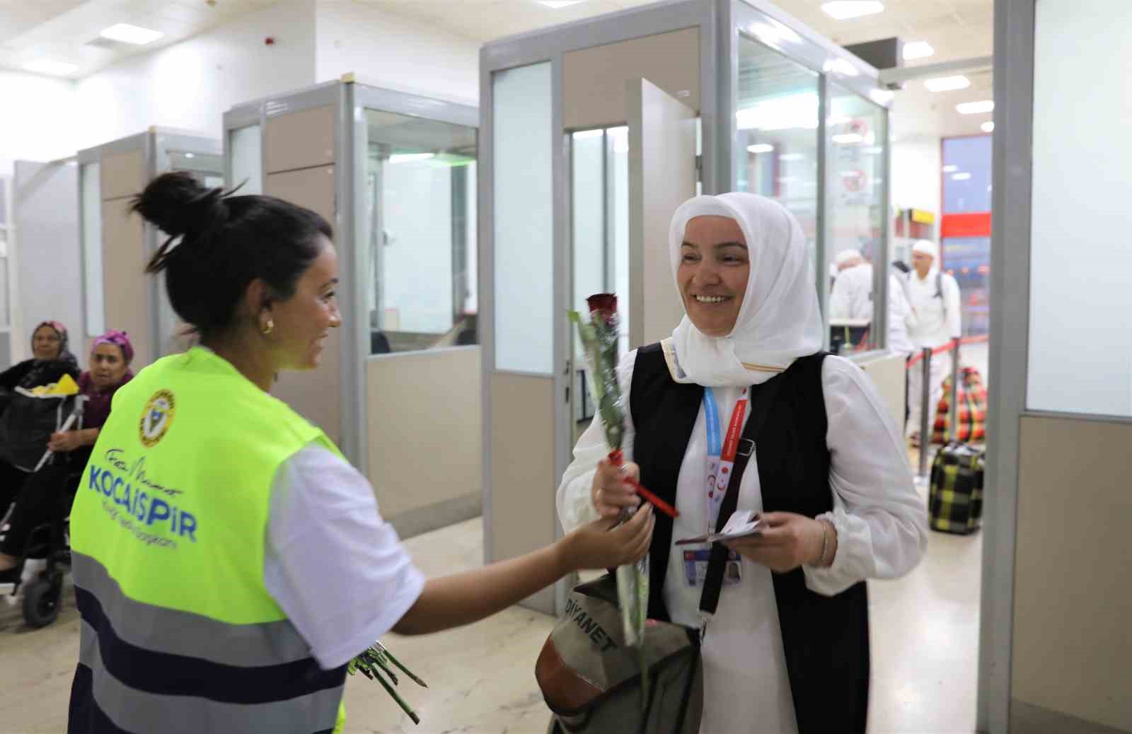 Yüreğir Belediyesi, hacıları güllerle karşıladı